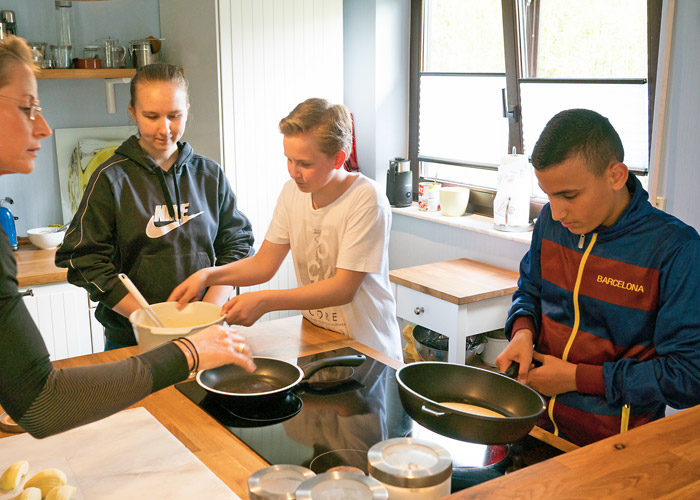 Kinder lernen kochen und essen.