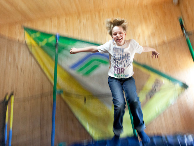 Spass beim Sport. Kinder springen Trampolin