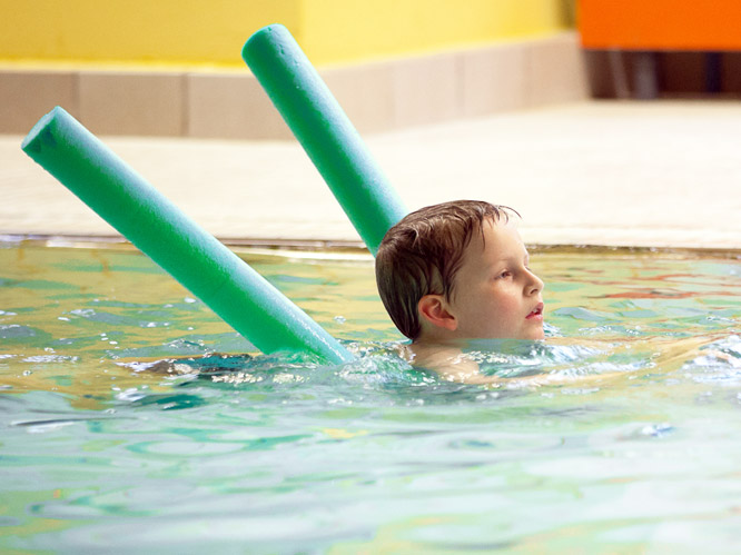 Schwimmunterricht für Kinder. Schwimmen lernen.